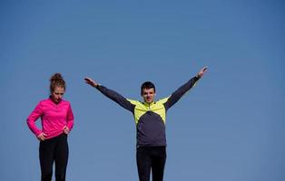 jong paar jogging Aan stappen foto