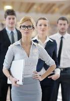 zakenvrouw permanent met haar personeel op conferentie foto