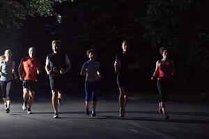 mensen groep jogging Bij nacht foto