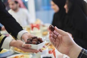 moslim familie beginnend iftar met datums gedurende Ramadan foto