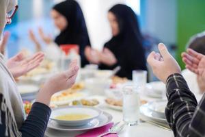 traditioneel moslim familie bidden voordat iftar avondeten foto