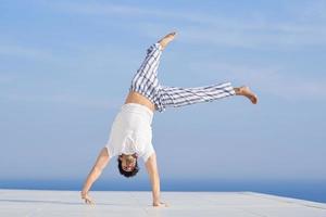 jong Mens beoefenen yoga foto