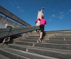 vrouw jogging Aan stappen foto