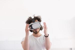 Mens gebruik makend van koptelefoon van virtueel realiteit foto