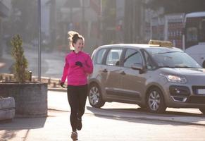 sportief vrouw jogging Aan ochtend- foto