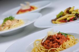 Italiaans spaghetti Aan wit foto