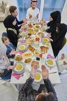 moslim familie maken iftar dua naar breken vastend gedurende Ramadan. foto