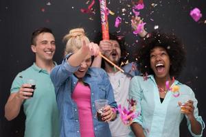 confetti feest multi-etnische groep mensen foto