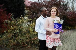 gelukkig multi-etnisch paar in liefde verhaal. relaties van Afrikaanse Mens en wit Europese vrouw. foto