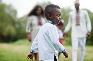 Afrikaanse familie in traditioneel kleren Bij park. kind jongen tegen zijn ouders. foto