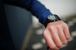 dichtbij omhoog foto van Mens hand- met horloges.