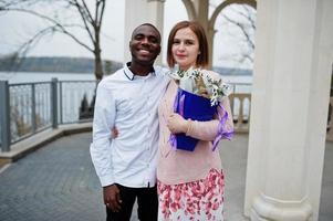 gelukkig multi-etnisch paar in liefde verhaal. relaties van Afrikaanse Mens en wit Europese vrouw. foto