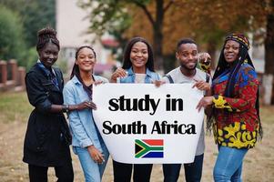 studie in zuiden Afrika. groep van vijf Afrikaanse college studenten Aan campus Bij Universiteit werf houden wit blanco. Buitenland landen voor leerling concept. foto