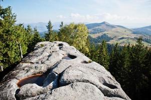 schilderachtige landschap in de Karpaten. geschilderde rotsberg. foto