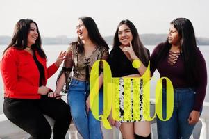 stoppen stad. groep van vier gelukkig en mooi latino meisjes van Ecuador. foto