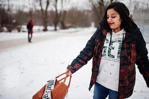 yong Aziatisch vrouw slijtage jasje met handtas in verkoudheid winter dag. foto