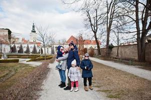 familie die bij historisch mikulov-kasteel, moravië, tsjechië loopt. oude Europese stad. foto