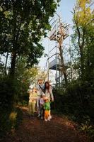 familie met kinderen tegen viewing toren Bij brno, Tsjechisch republiek. uitkijktoren gedurende zonsondergang met bomen. foto