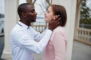 gelukkig multi-etnisch paar in liefde verhaal. relaties van Afrikaanse Mens en wit Europese vrouw. foto