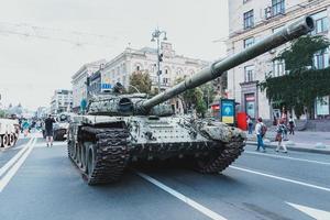 kiev, Oekraïne, 23 augustus 2022. optocht van vernietigd leger uitrusting van de Russisch troepen Aan de khresjchatyk foto