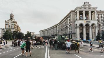 kiev, Oekraïne, 23 augustus 2022. optocht van vernietigd leger uitrusting van de Russisch troepen Aan de khresjchatyk foto