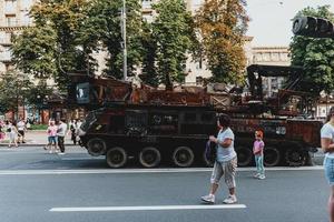 kiev, Oekraïne, 23 augustus 2022. optocht van vernietigd leger uitrusting van de Russisch troepen Aan de khresjchatyk foto