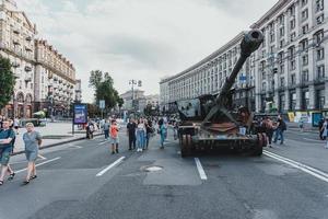 kiev, Oekraïne, 23 augustus 2022. optocht van vernietigd leger uitrusting van de Russisch troepen Aan de khresjchatyk foto