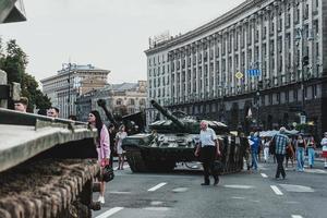 kiev, Oekraïne, 23 augustus 2022. optocht van vernietigd leger uitrusting van de Russisch troepen Aan de khresjchatyk foto