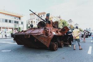 kiev, Oekraïne, 23 augustus 2022. optocht van vernietigd leger uitrusting van de Russisch troepen Aan de khresjchatyk foto