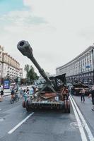 kiev, Oekraïne, 23 augustus 2022. optocht van vernietigd leger uitrusting van de Russisch troepen Aan de khresjchatyk foto