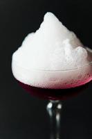 alcoholisch drankje. een cocktail met de elite alcohol Aan donker zwart achtergrond, detailopname. foto