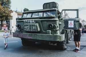 kiev, Oekraïne, 23 augustus 2022. optocht van vernietigd leger uitrusting van de Russisch troepen Aan de khresjchatyk foto