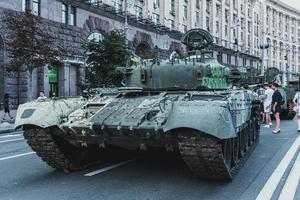 kiev, Oekraïne, 23 augustus 2022. optocht van vernietigd leger uitrusting van de Russisch troepen Aan de khresjchatyk foto