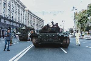 kiev, Oekraïne, 23 augustus 2022. optocht van vernietigd leger uitrusting van de Russisch troepen Aan de khresjchatyk foto