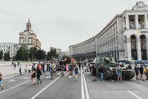 kiev, Oekraïne, 23 augustus 2022. optocht van vernietigd leger uitrusting van de Russisch troepen Aan de khresjchatyk foto