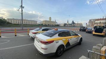 Moskou, Rusland - augustus 3. 2022 stadsgezicht met een visie van de yandex taxi foto