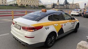 Moskou, Rusland - augustus 3. 2022 stadsgezicht met een visie van de yandex taxi foto