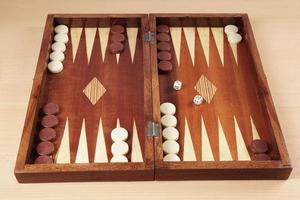 backgammon bord Aan tafel foto