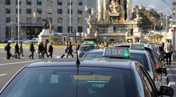 bekleed omhoog taxi taxi's Bij placa espagna in Barcelona foto