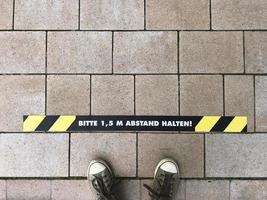 gebeten 1,5 m zich onthouden halten - sociaal afstand nemen in Duitsland foto