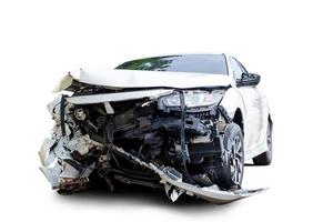 voorkant van wit auto krijgen beschadigd door ongeluk Aan de weg. beschadigd auto's na botsing. geïsoleerd Aan wit achtergrond met knipsel pad foto