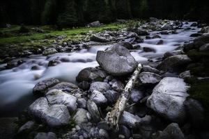 de vloeiende rivier- ruetz met stenen en bomen foto