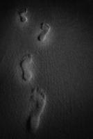 menselijk voetafdrukken in de zand foto