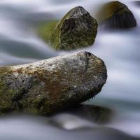 groot stenen in berg vloeiende stroom foto