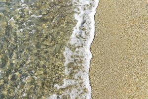 een patroon van golven loopt vast op een rotsachtig strand. visie van bovenstaande. achtergrond, foto