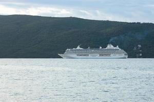 baai van kotor, Montenegro - oktober 21, 2020 reis schip kristal kalmte in de baai van kotor. de geheel schip is zichtbaar. rotsachtig kliffen en blauw lucht. foto