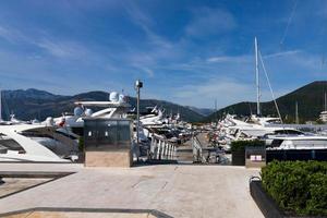 tivat, Montenegro - oktober 20, 2020 veel van luxe jachten, motor en het zeilen in de haven, jachthaven. foto