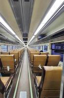 premie economie trein passagier stoelen in Indonesië. foto