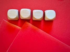 blanco houten kubussen met rood kleur achtergrond. viering concept. voor kopiëren ruimte. foto