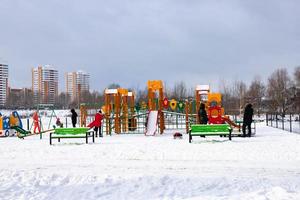 kinderen speelplaats Aan een ijzig winter dag. foto